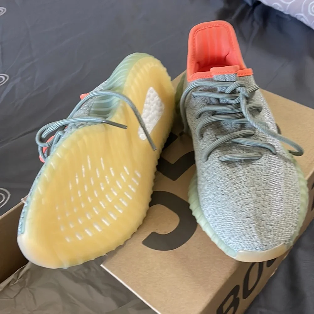 NEW YEEZY BOOST 350 V2 - Picture 3 of 5